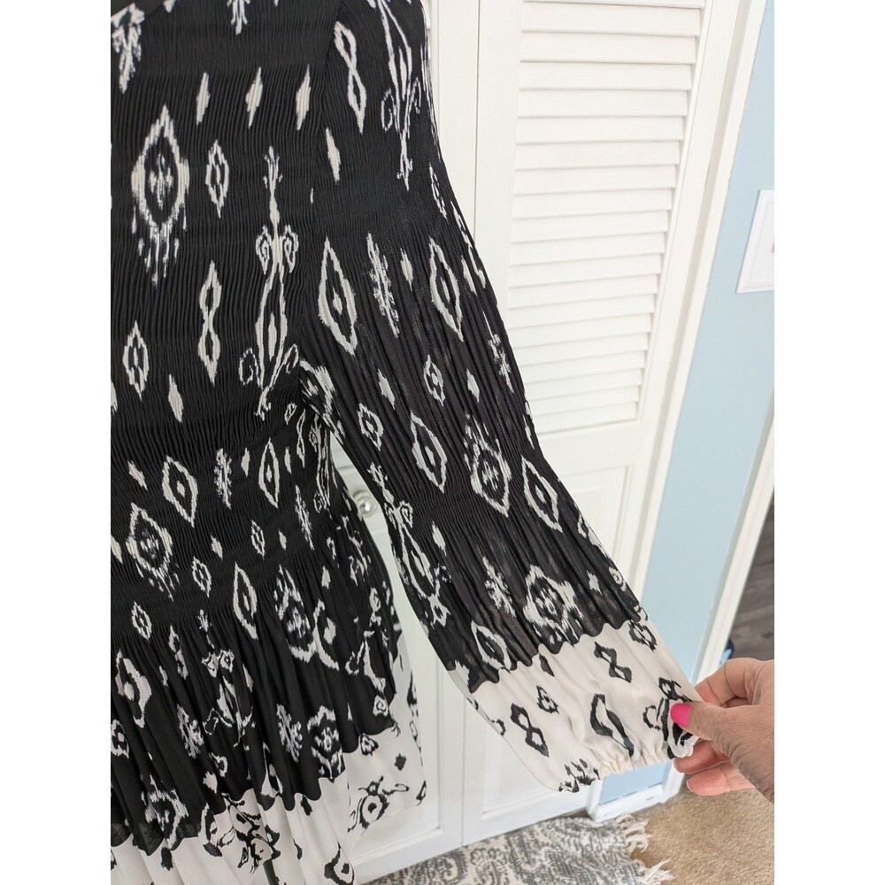 Floral & Ivy Boho Pleated Blouse Women's PL Black White Geo Print Slimming Top - Picture 6 of 13